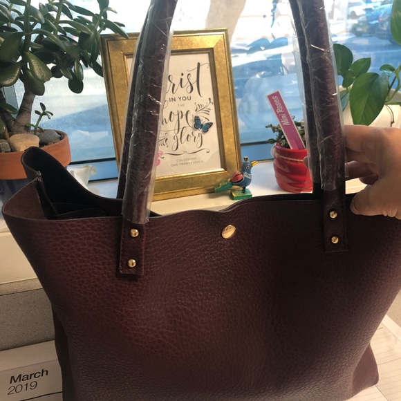 SOLD Burgundy Vegan Leather Tote bag - Picture 2 of 5